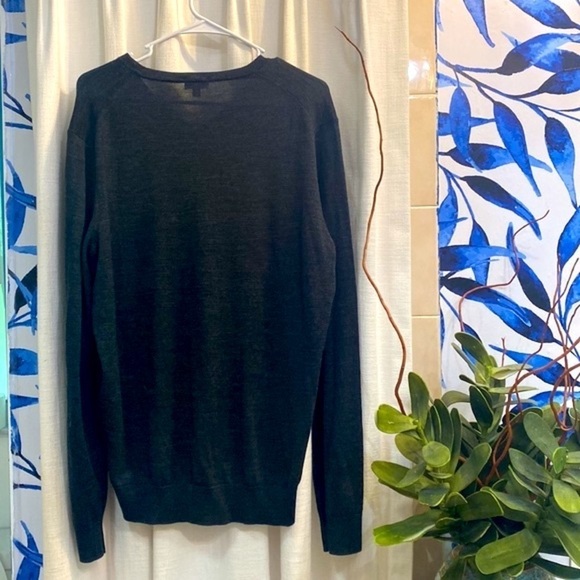 Men’s Uni Qlo Gray V Neck 100% Wool Sweater Size Large - Picture 5 of 7